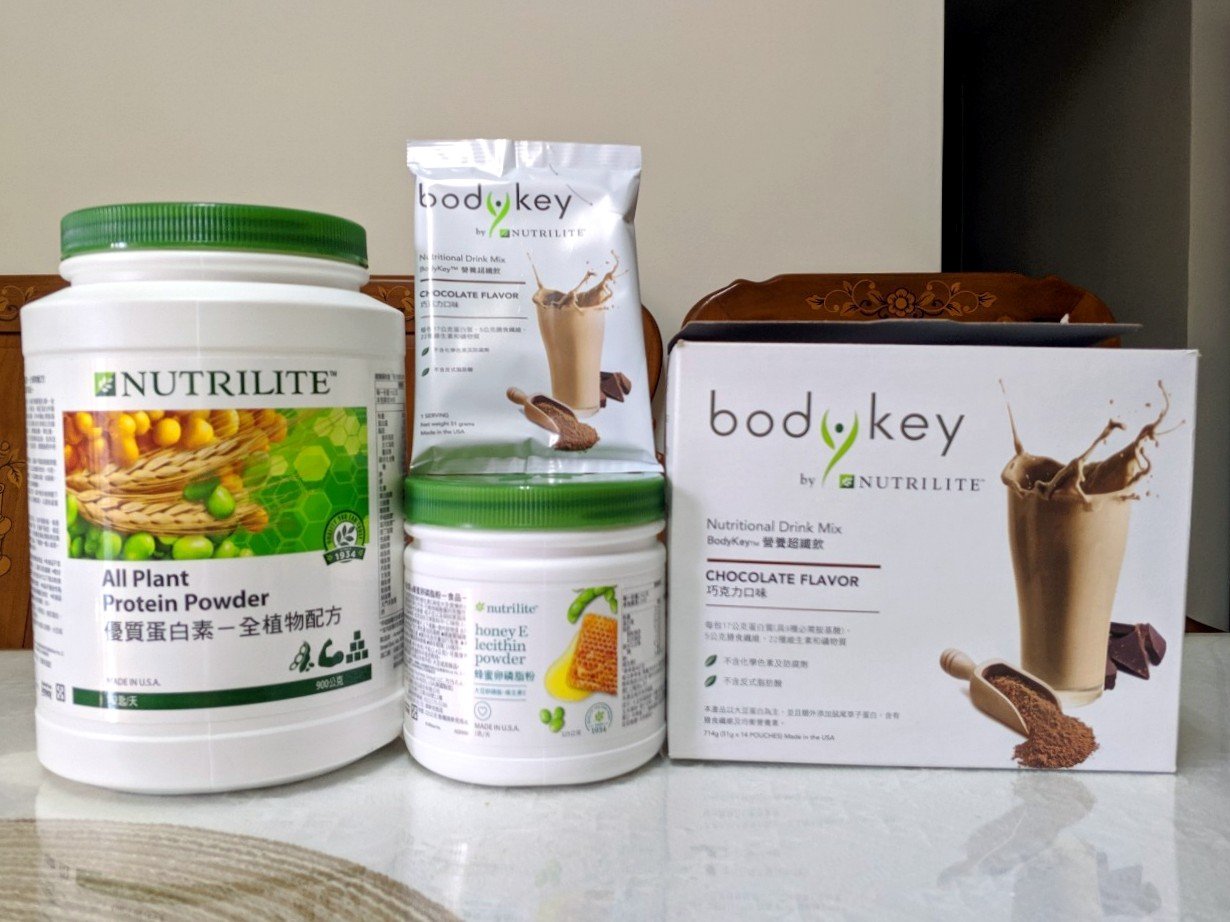 一包巧克力口味 BodyKey 營養超纖飲 + 一匙優質蛋白素 + 一匙蜂蜜卵磷脂粉