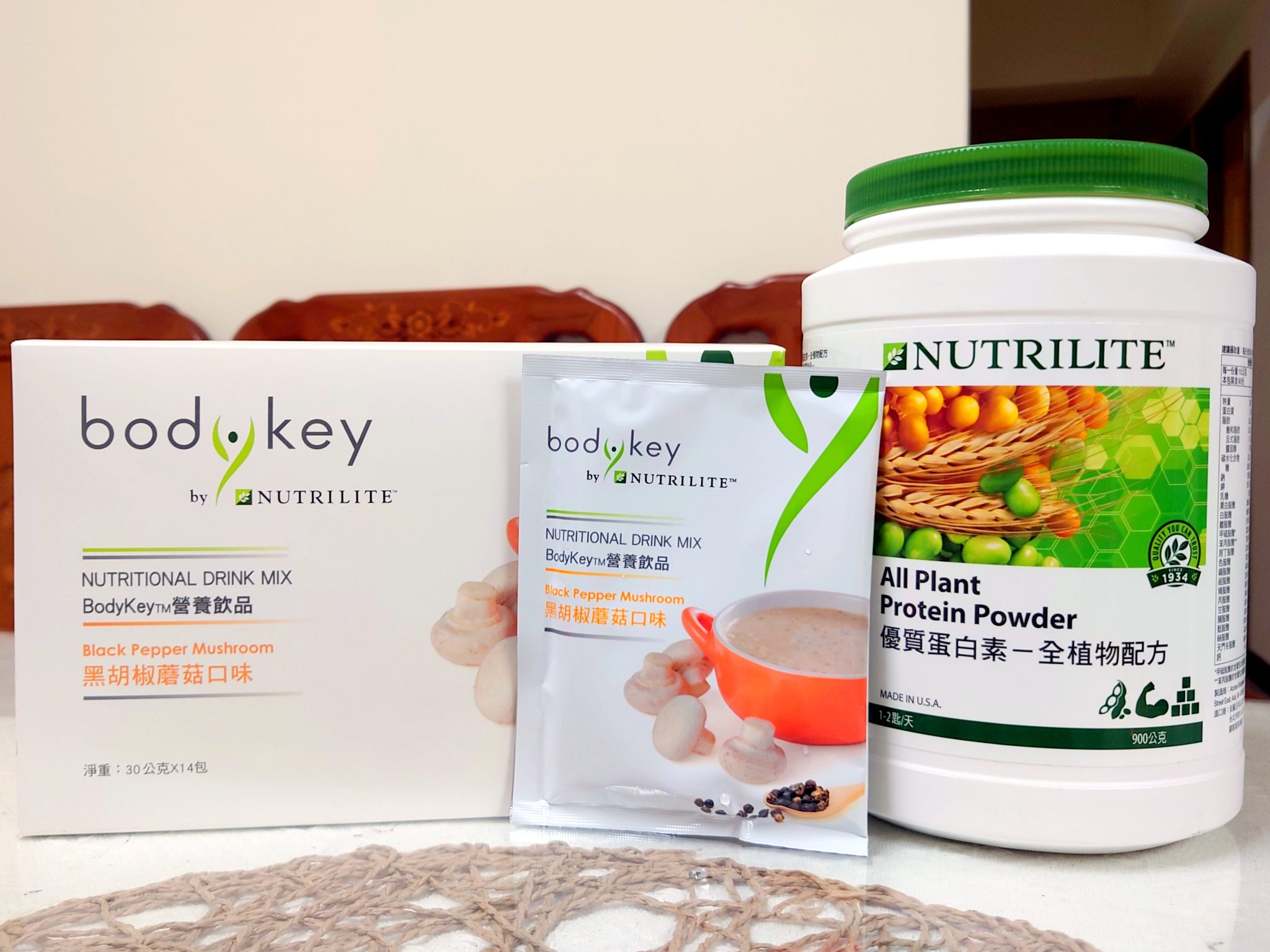 一包黑胡椒蘑菇口味 BodyKey 營養超纖飲 + 一匙優質蛋白素