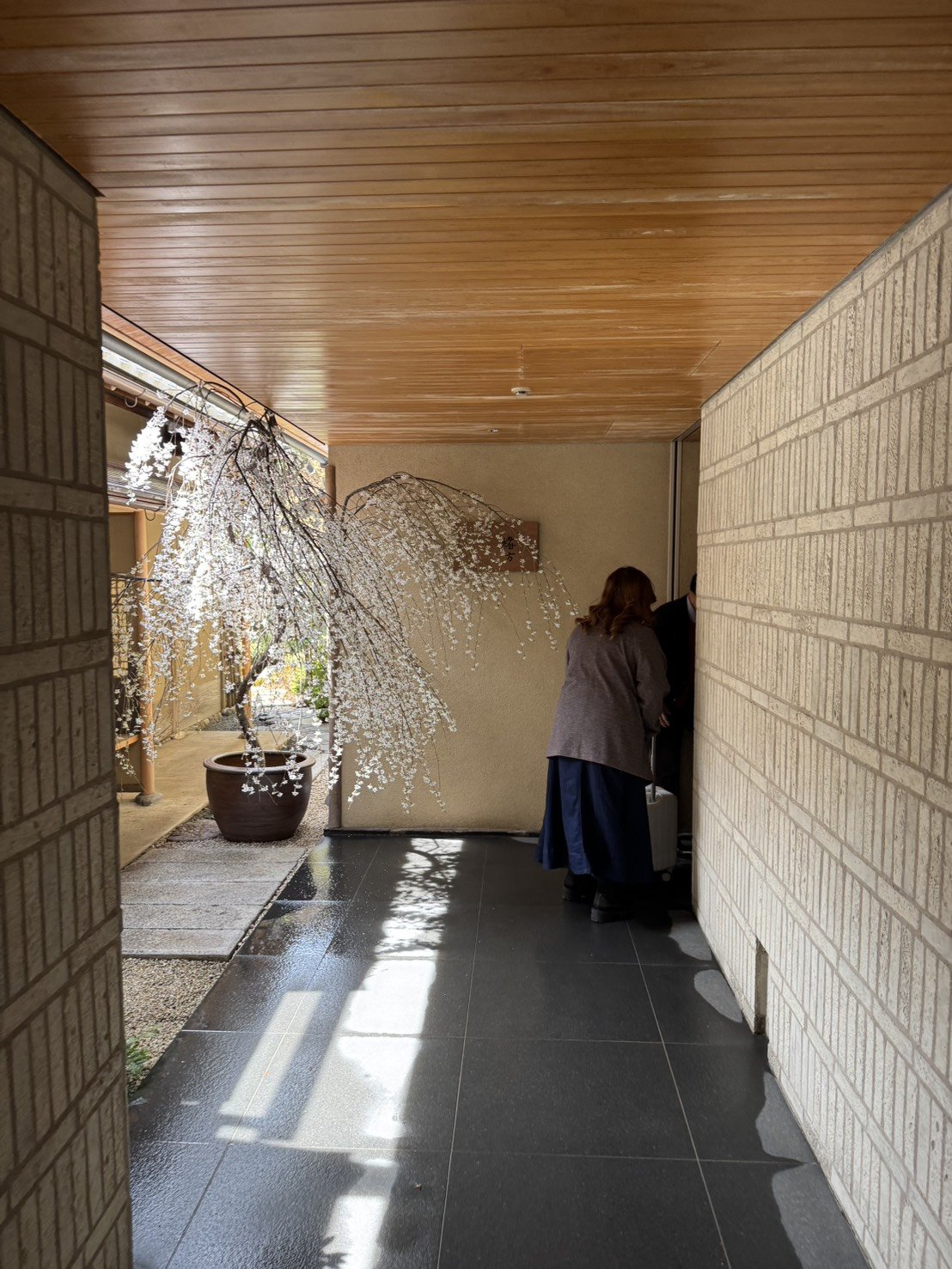 京都東山緒方餐廳門口與服務人員接待場景