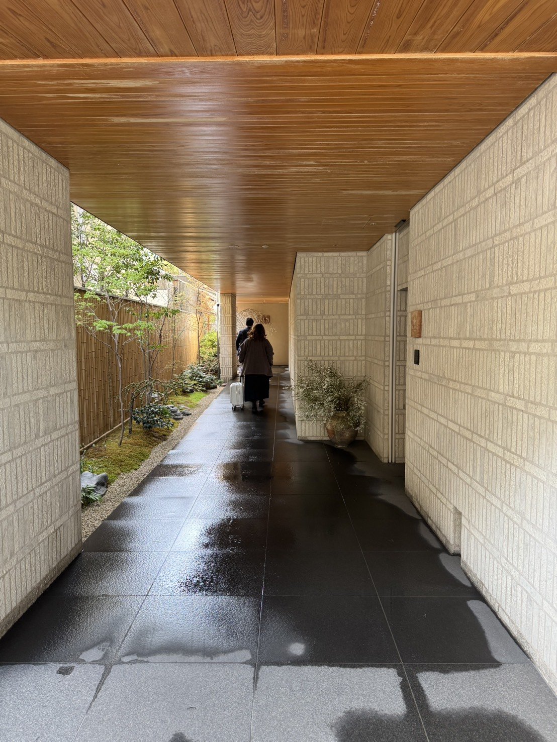 京都東山緒方餐廳門口與服務人員接待場景